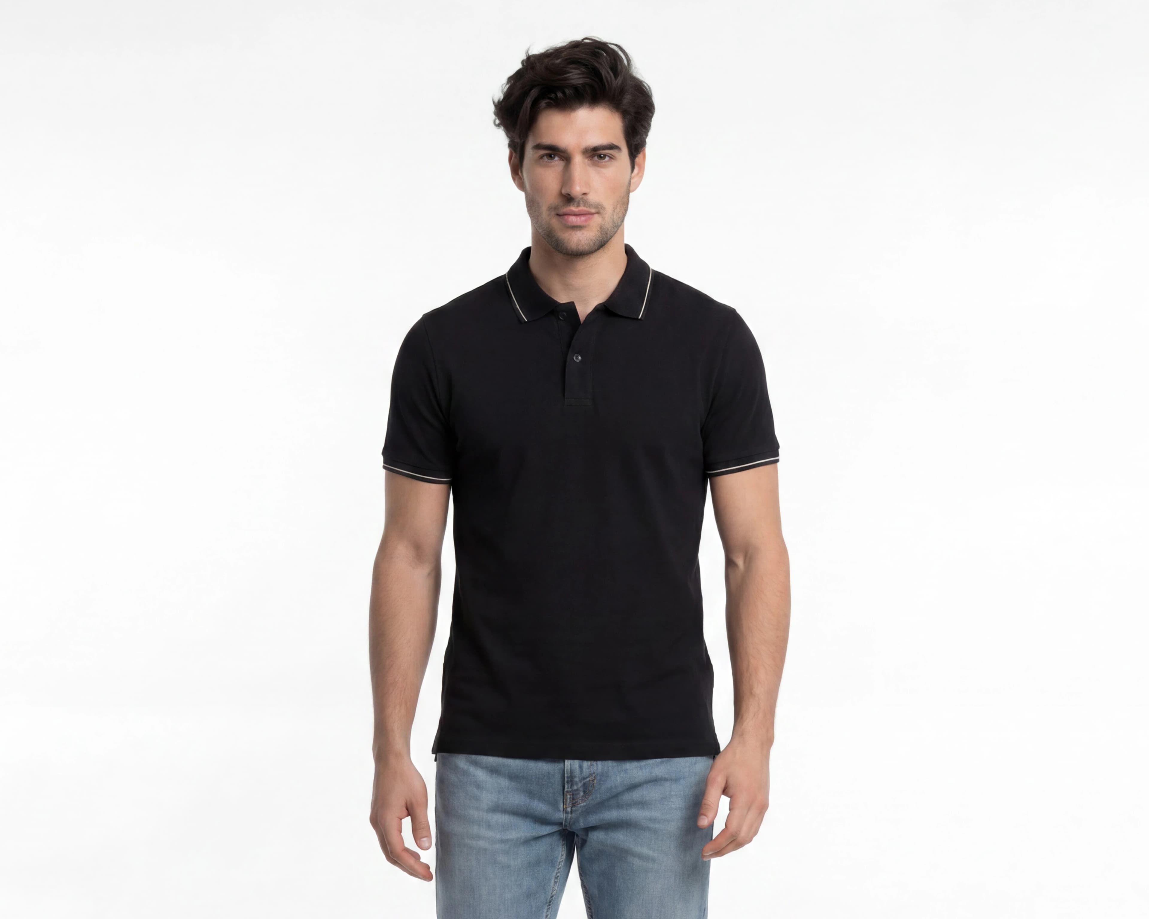 Modelo con playera negra de Liverpool